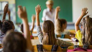 我们如何教授这门学科并使其适应学生的需求？教授：我认为将现代手段与传统教学相结合