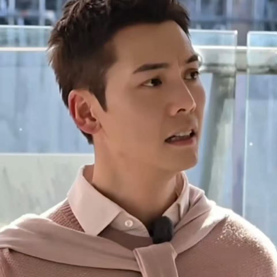 陈伟霆听出发团说粤语表情 ​​​被好命哥这个表情笑晕了～听到出发团说粤语把哥震惊