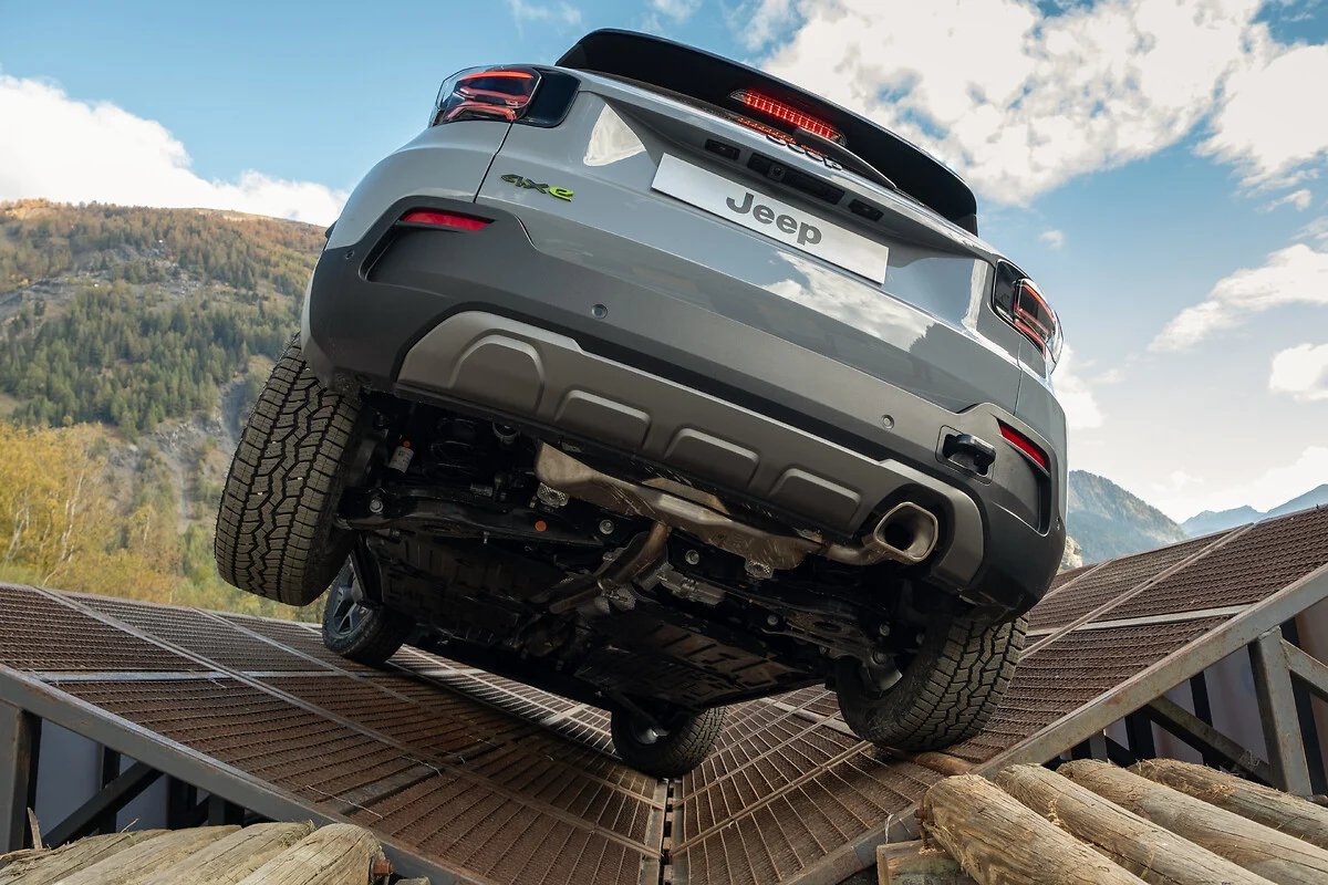 jeep avenger 4xe 四驱型号版本的后悬架是E型四连杆。。。这车是标