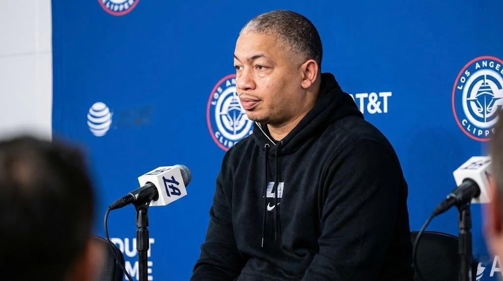 卢：我觉得布鲁克·洛佩兹对我们来说，他的三分投射真的非常重要。不仅能把空间彻底拉