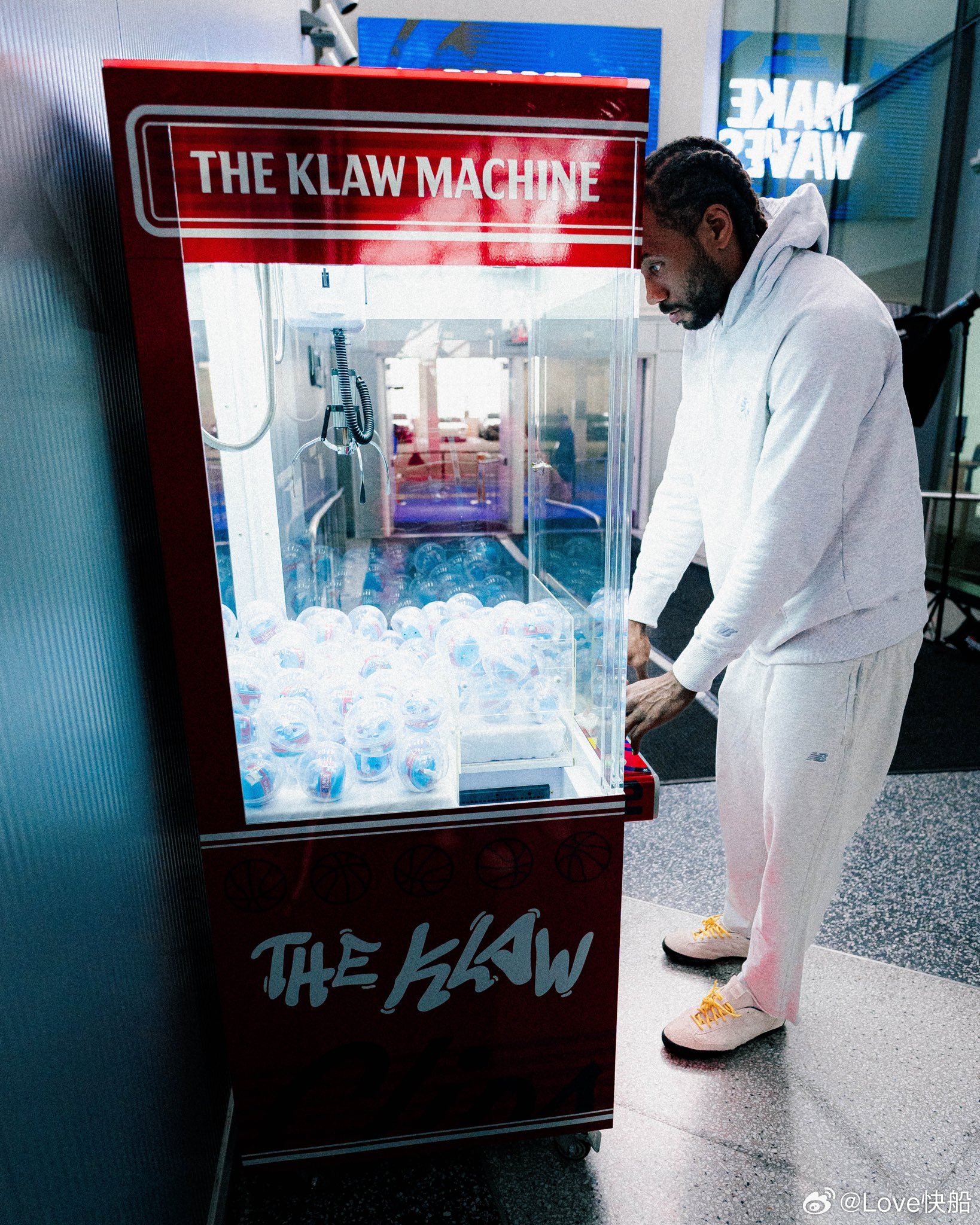 小卡正在玩他的机器人