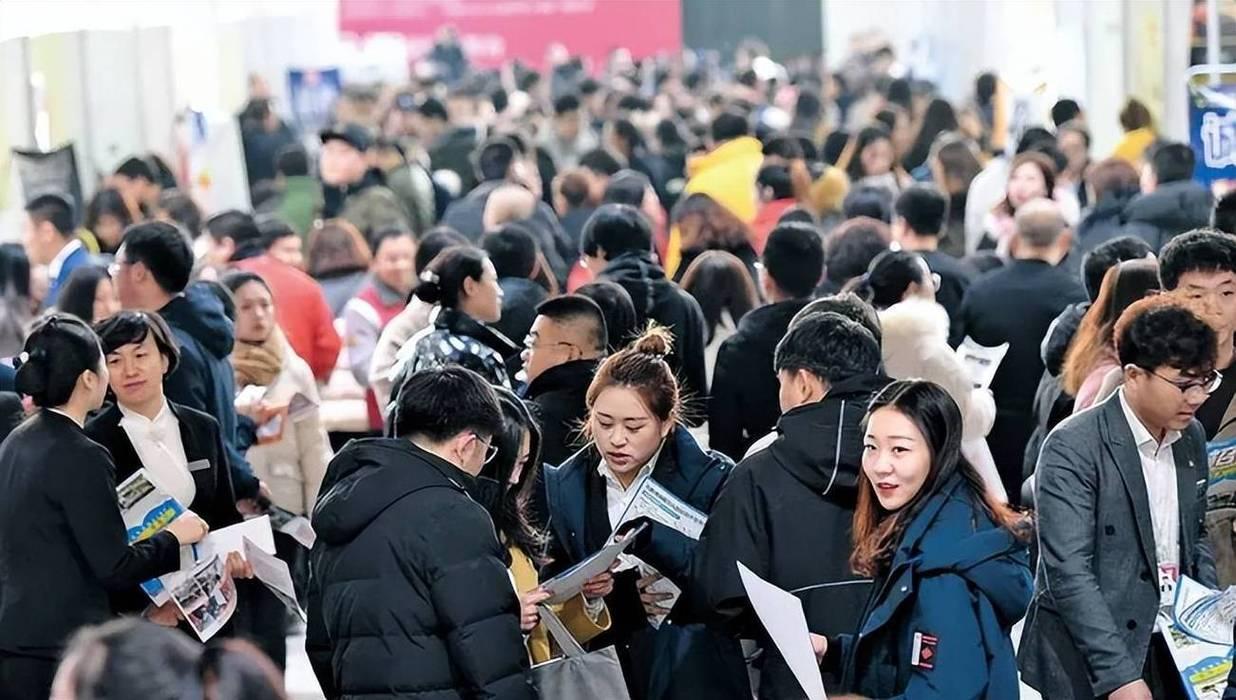 别被劳动力短缺误导，社会从不缺高龄劳动者，真正稀缺的是年轻人的优质岗位与合理薪资