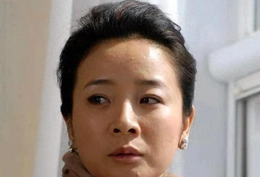 她是国家一级女演员，多次给坐轮椅丈夫戴绿帽，现在儿子也是演员。国家一级演员陈小艺