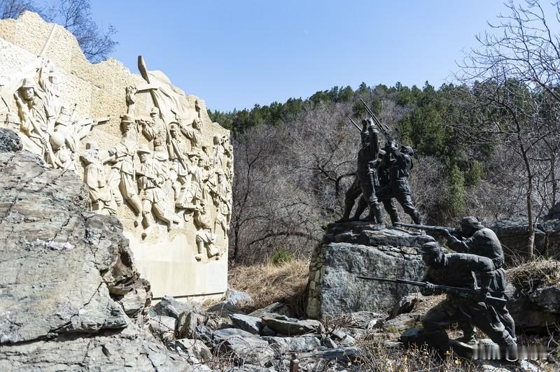 制作也超用心，剧组实地搭了完整的古镇，演员还学方言、练手艺，服化道还原度拉满。技