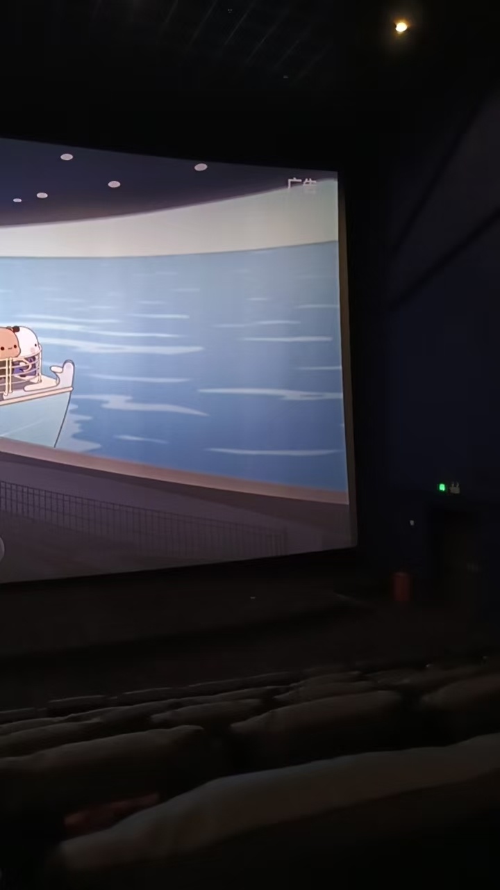 今年的春节档这么冷清吗，整个电影厅，就一个人看《闪灵》，还是个恐怖片，这真是有点