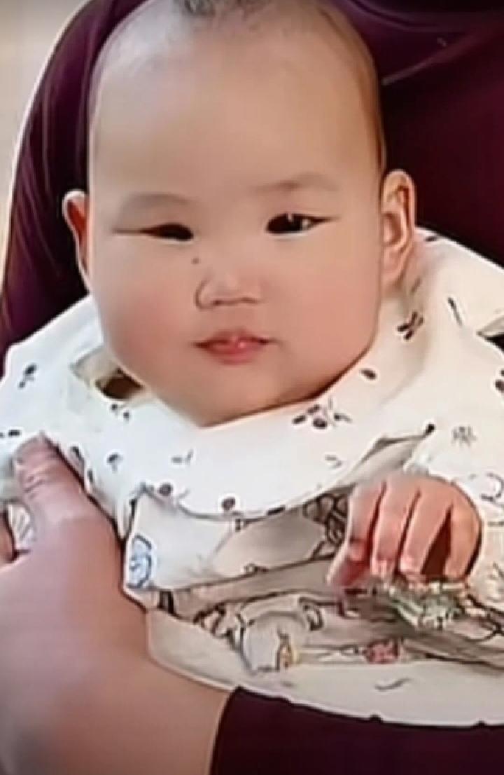 耿老师家的小宝养得白白胖胖的，有着漂亮修长的大长腿，看上去可不太像四个月的宝宝，