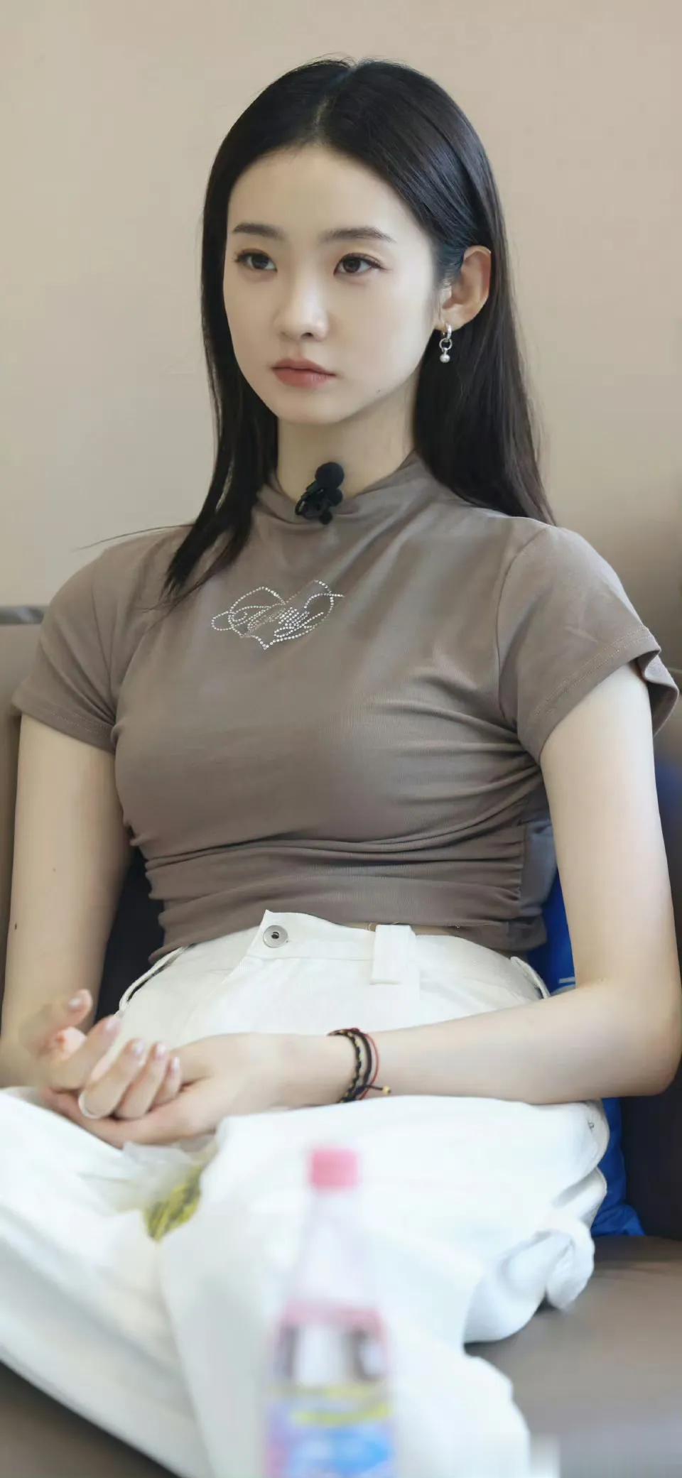 张艺凡原来身材这么好啊，
真的又纯又欲。