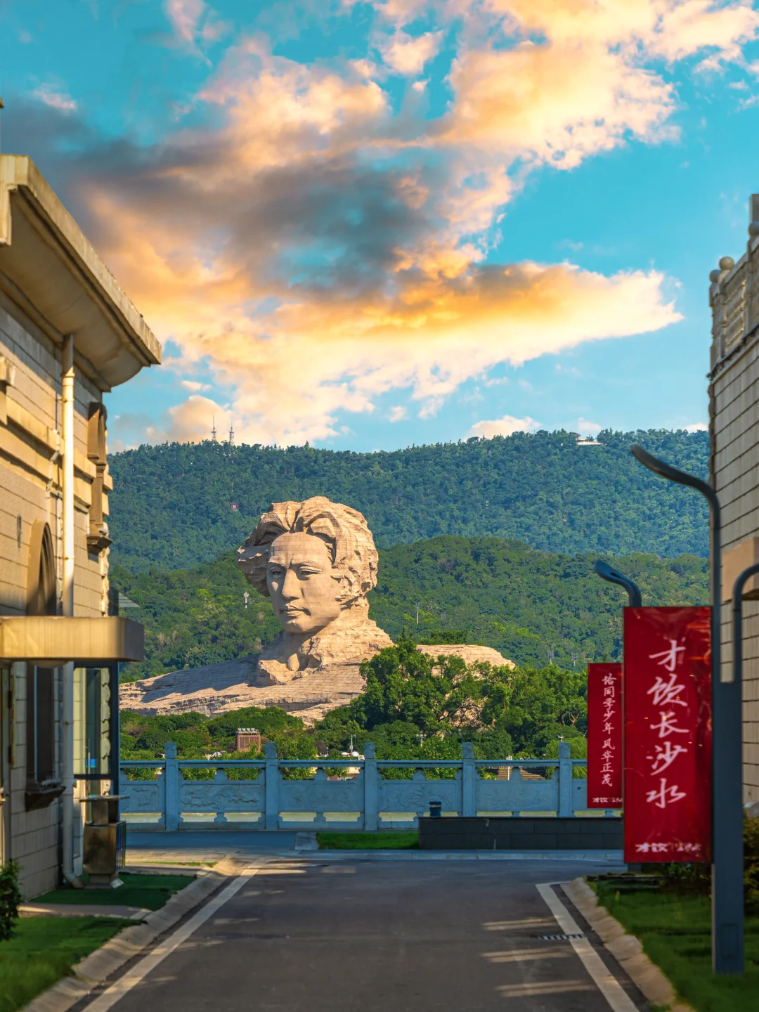 别去橘子洲人挤人‼️这个机位地铁直达还免费