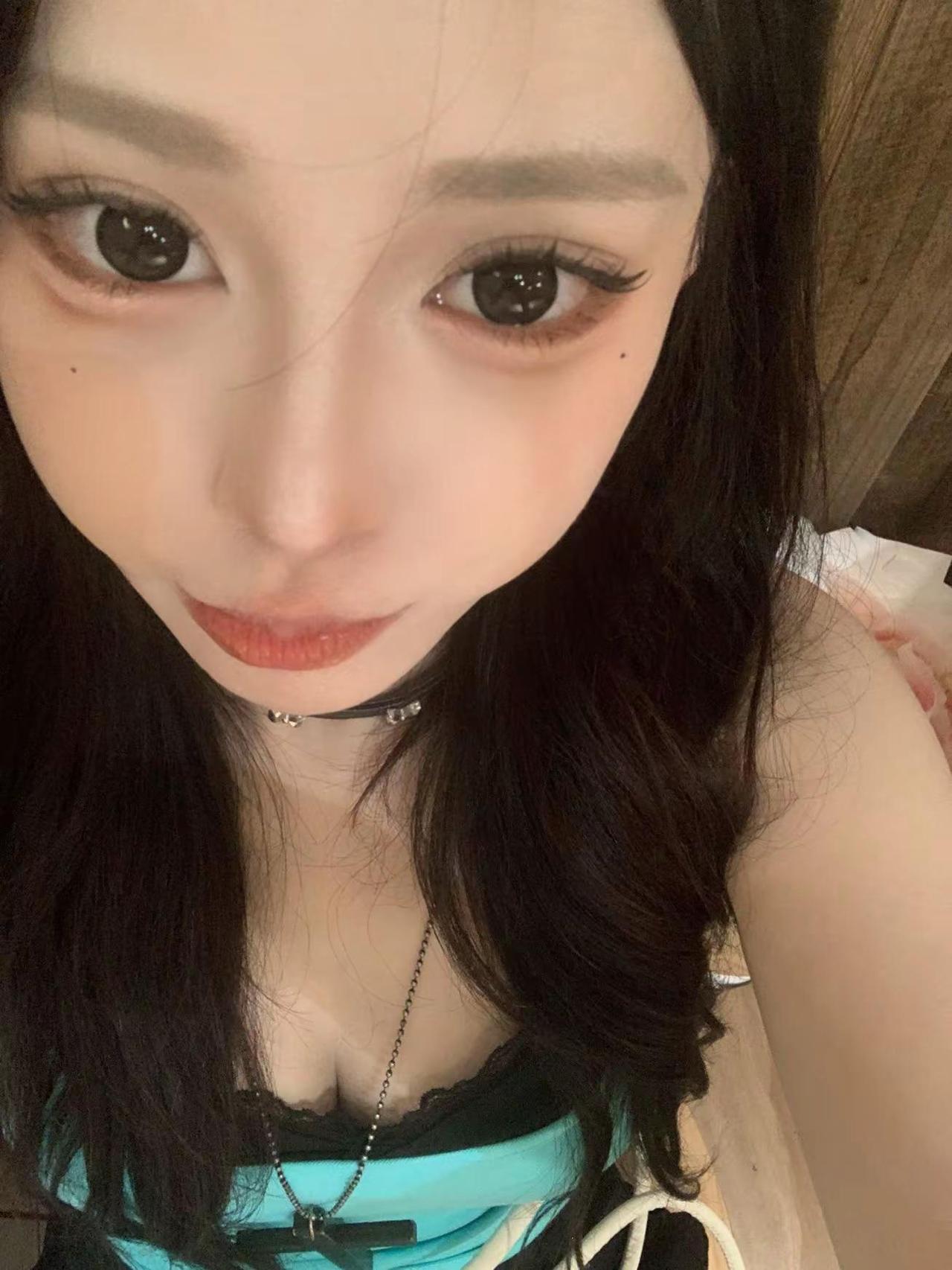 少对我翻白眼 眼睛还没我卧蚕大