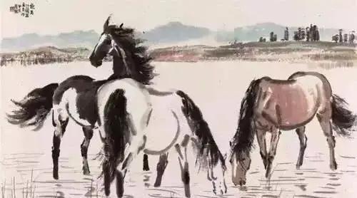 徐悲鸿这幅马，画的是三匹野马在湖边喝水。两匹低着头，一匹黑马突然回头。

表面看