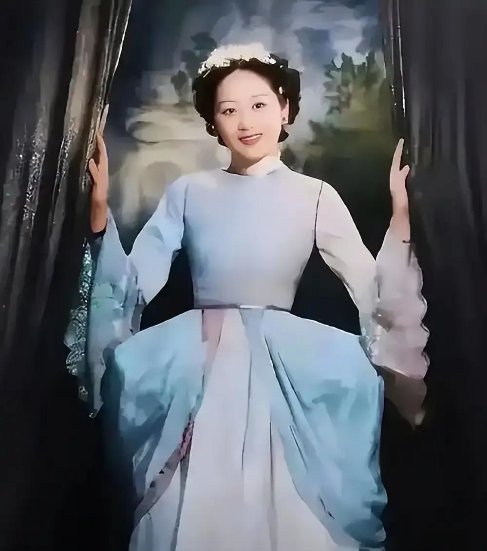 宋子文的妻子有多美？看了二人合影，网友：这才是豪绅配美人啊！1927年，此时的宋