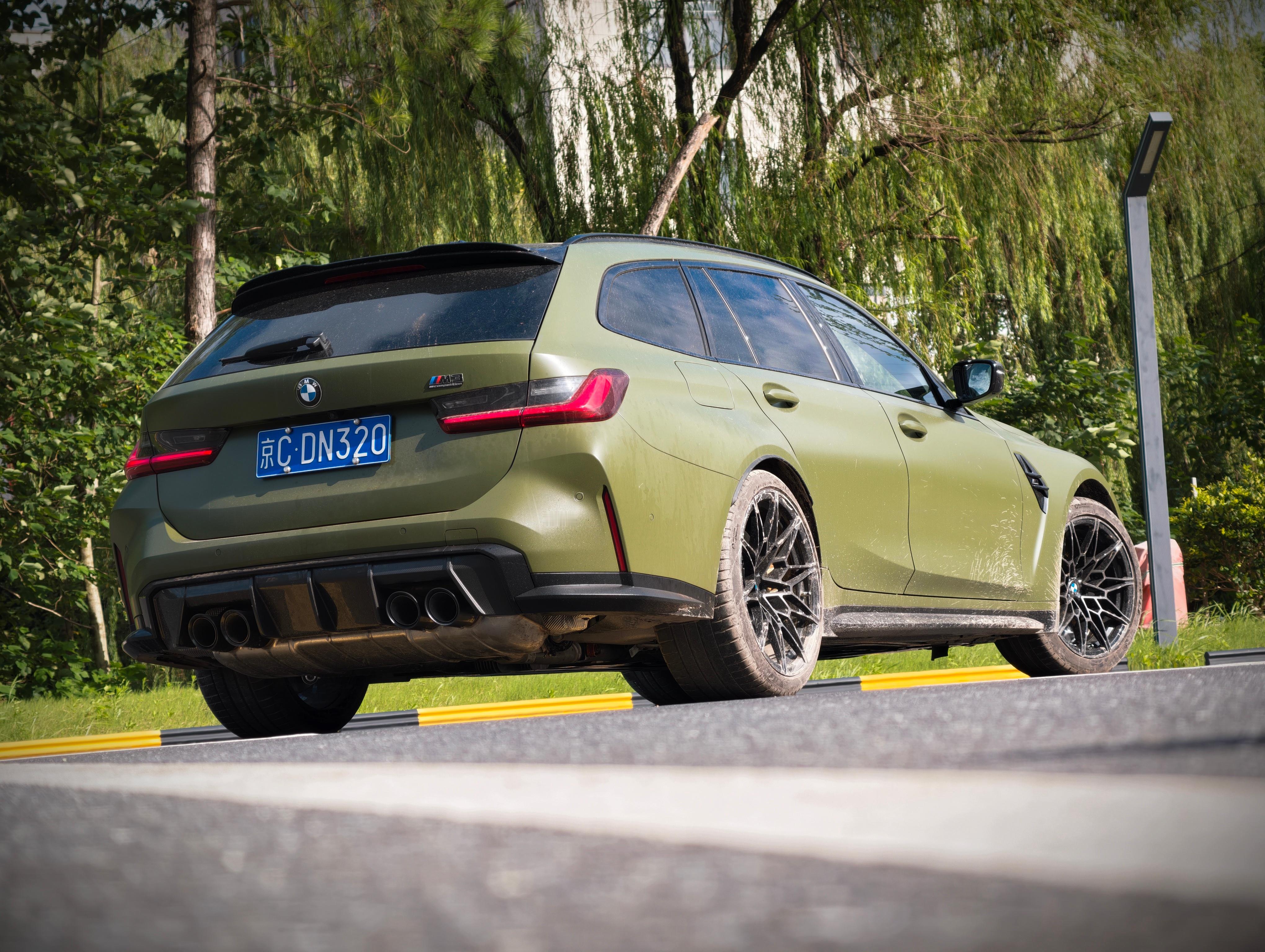 看矿泉水数量，就知道消费到位了  昨天的宝马M3 Touring“提车贴”和大家