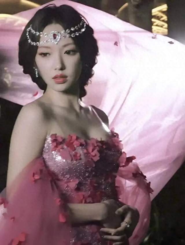 人间芭比程潇，粉色花朵抹胸裙明媚动人
