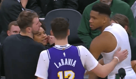 里夫斯谈字母把比赛用球交给东契奇：这展现了他很高的风度