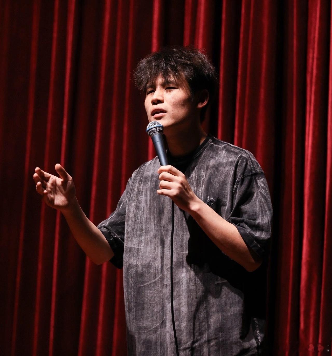 何广智被说偶像派脱口秀给何广智夸成翘嘴了何广智被封“偶像派脱口秀”，嘴角直接扬成