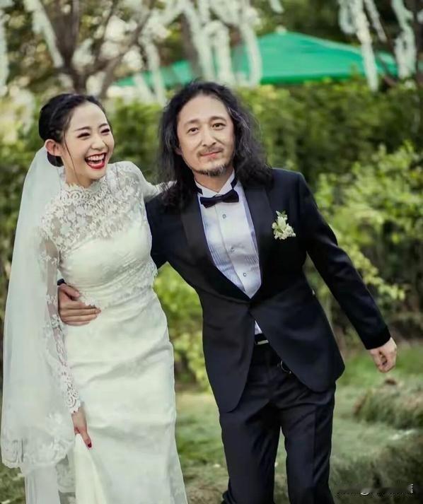 真是搞不懂，
万千惠中戏毕业，
长得漂亮身材好，为啥偏要嫁给跟自己妈妈同岁的三宝