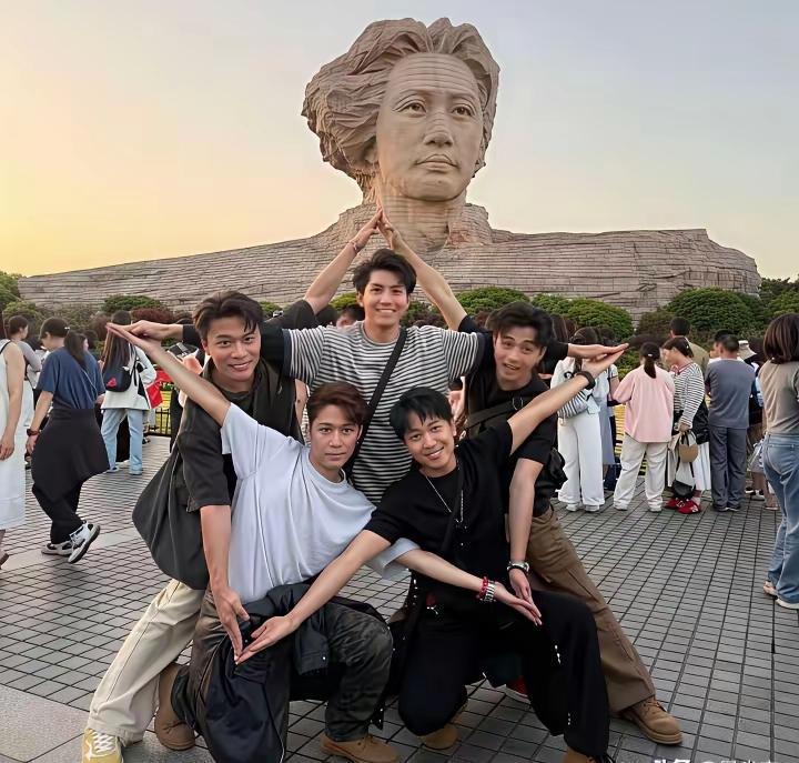 不得不说年轻人的创造力确实是无限的，图中的5人，如果能够穿上红衣服，戴上黄帽子，