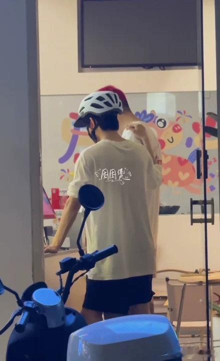 偶遇张翅买卤味网友偶遇张翅买卤味啦哈哈！大山红发太标志性了！网友偶遇张翅买卤味俺