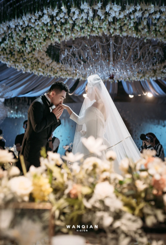 张馨予何捷结婚七周年 七年，是“铜”的坚韧，亦是“同”的默契。一路走来，左手敬礼