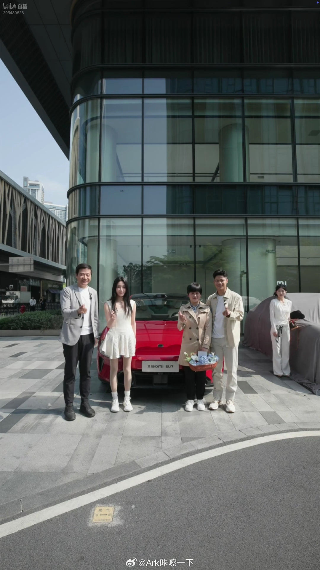 小米新品发布会今天小米SU7正式交付，雷总也来到了深圳给第一批车主亲手交付了，和