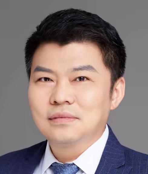 陈良怡，来自湖北红安的天才学霸，华中科技大学优等博士，华盛顿大学博士后，他手里最