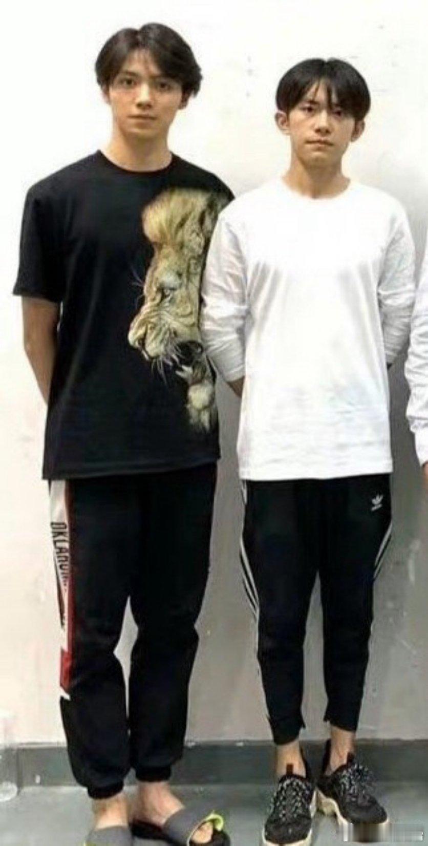 听说两人大学时是同班同学，千玺成为史上最年轻的金鸡影帝了，舟舟要加油咯！