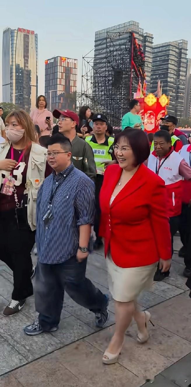 哎呦，麦玲玲这富贵相是越来越明显了！虽然圆润了不少，但人家踩着细高跟照样健步如飞