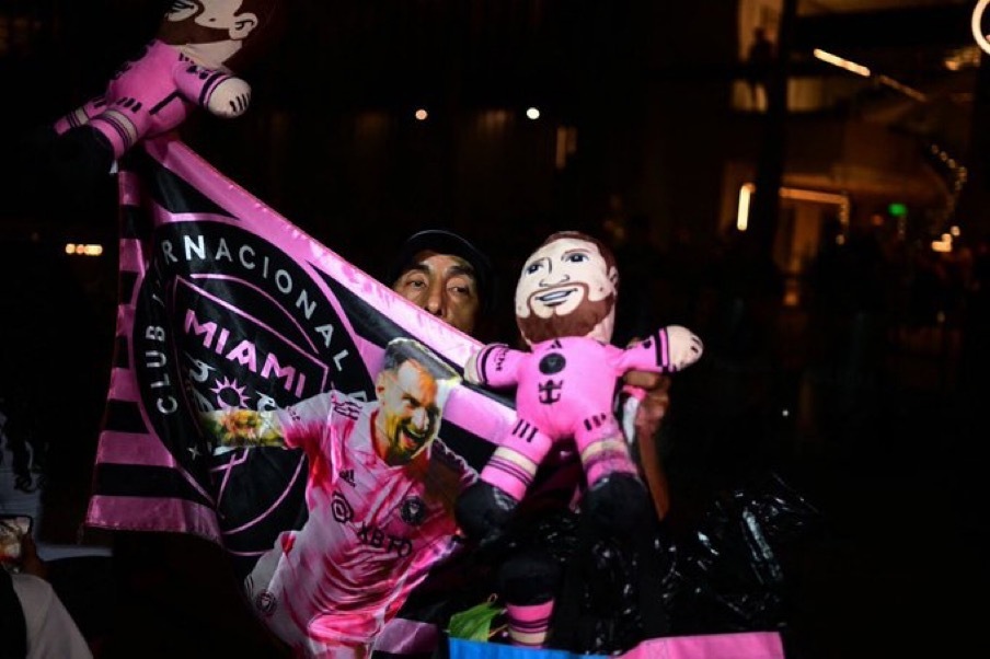 梅西  梅西领衔迈阿密国际，抵达秘鲁，受到热情欢迎👏对手俱乐部也早早表示了期待