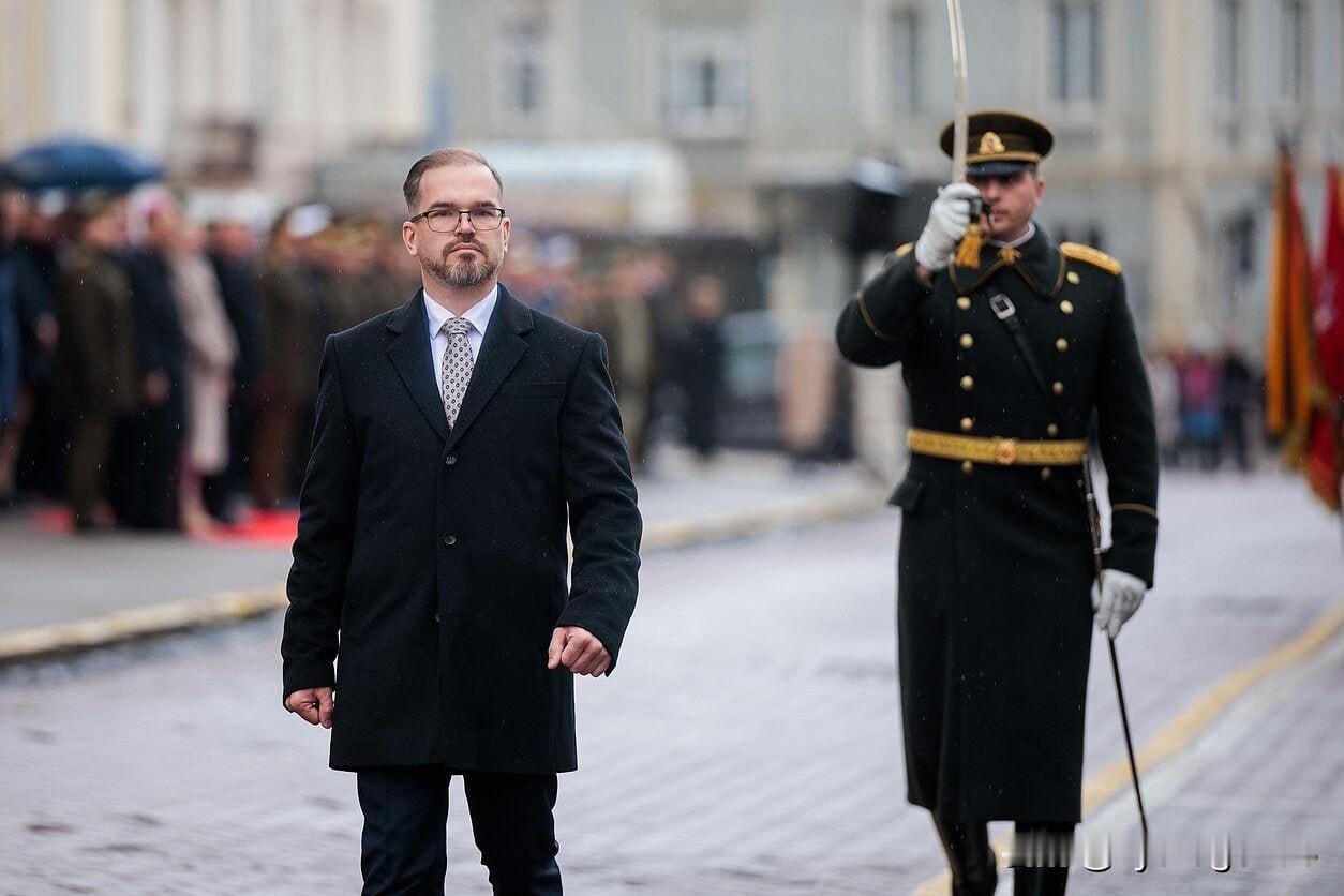 🇱🇹 立陶宛新任国防部长罗伯塔斯·考纳斯

罗伯塔斯·考纳斯正式就任立陶宛国