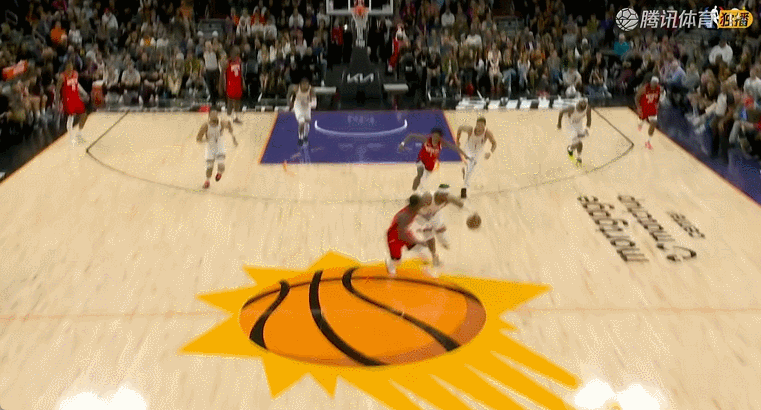 阿门这一下，摔得可是真狠。不过，阿门对理查兹的这个犯规，也不轻