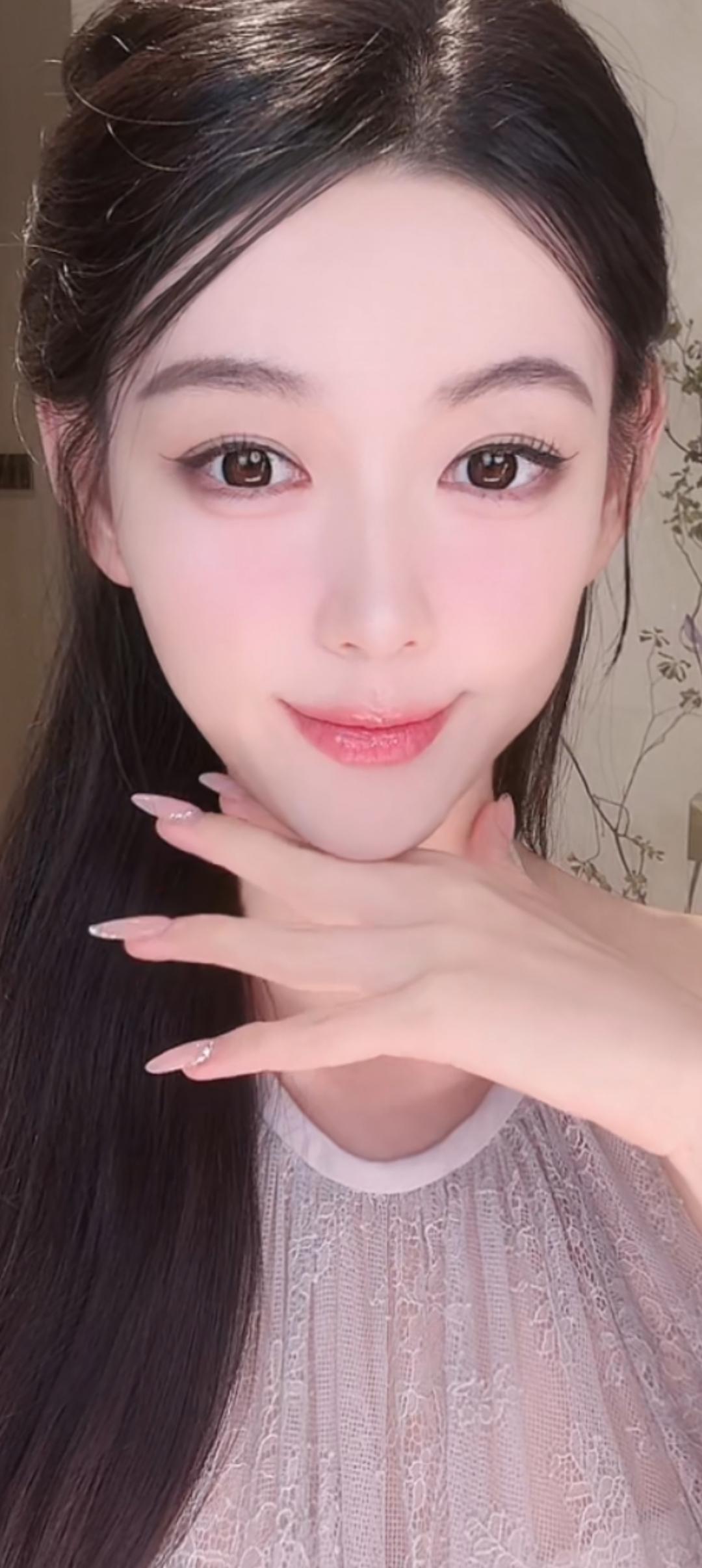 这位美女在微笑，手托下巴。