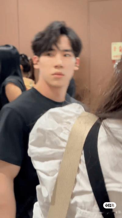 老茶应该多多来我沪，水土养人，看看每次来都是颜值好好，dior那边妆化的真好。人