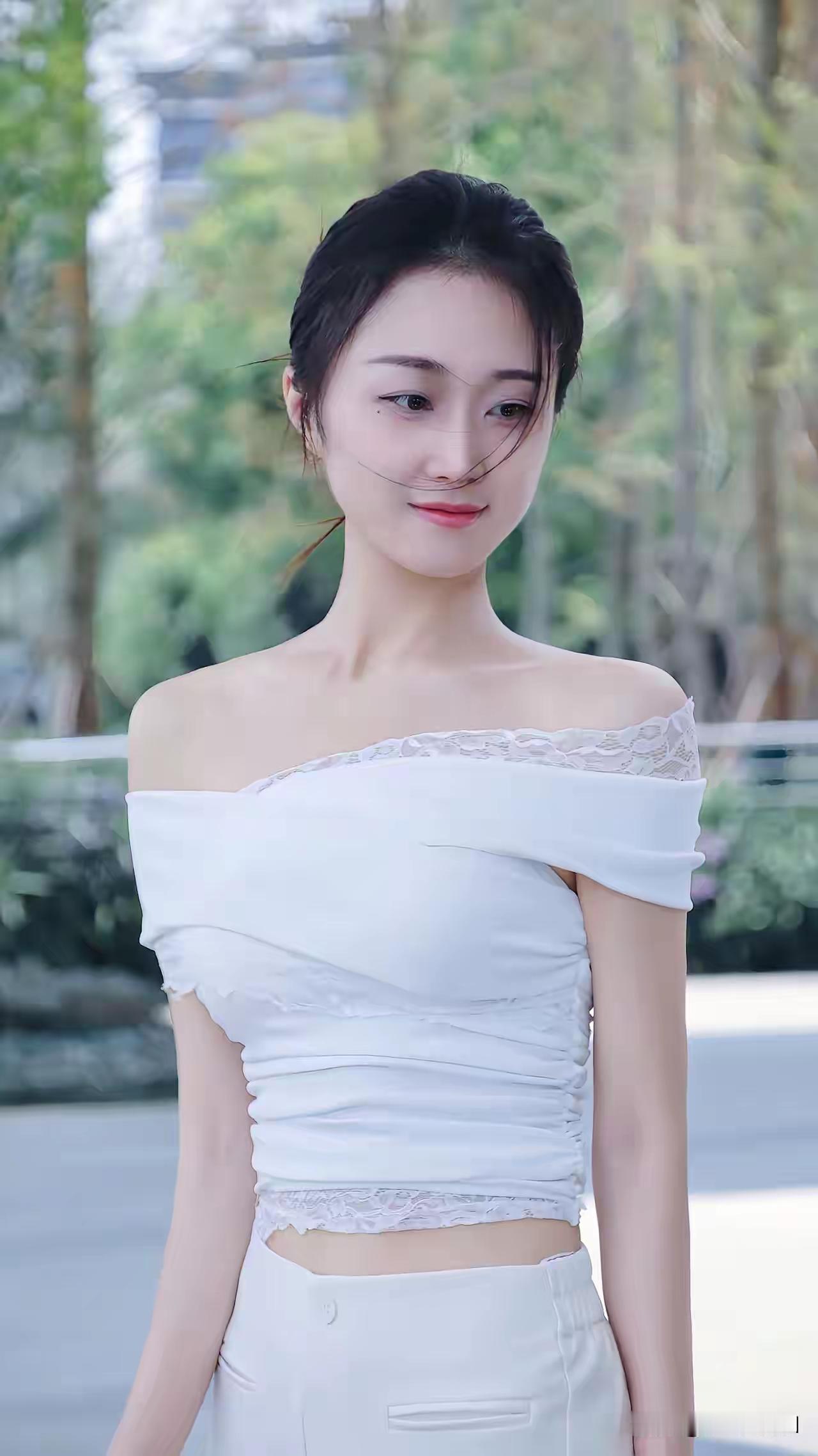 白色衣服，飘飘欲仙，纯洁无瑕，仙女下凡。