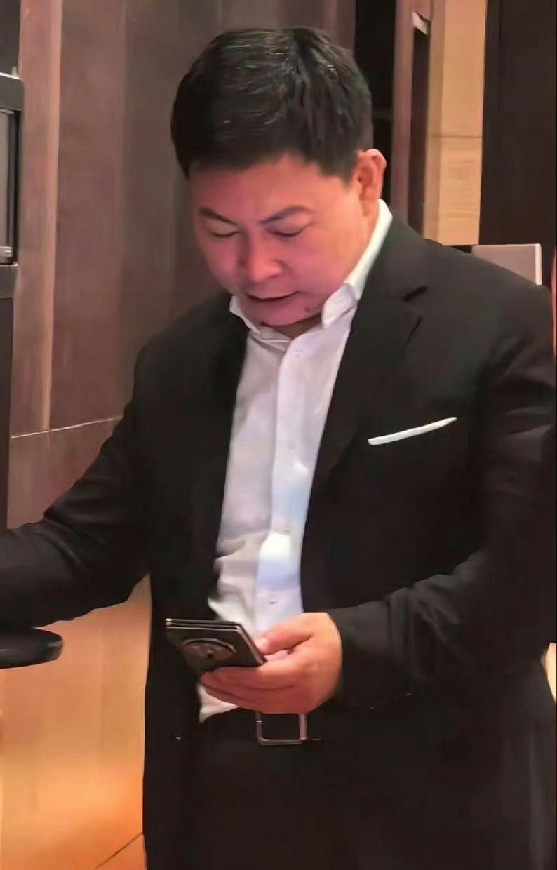 余总又把三折叠曝光了，罚他多少钱好呢？ ​​​