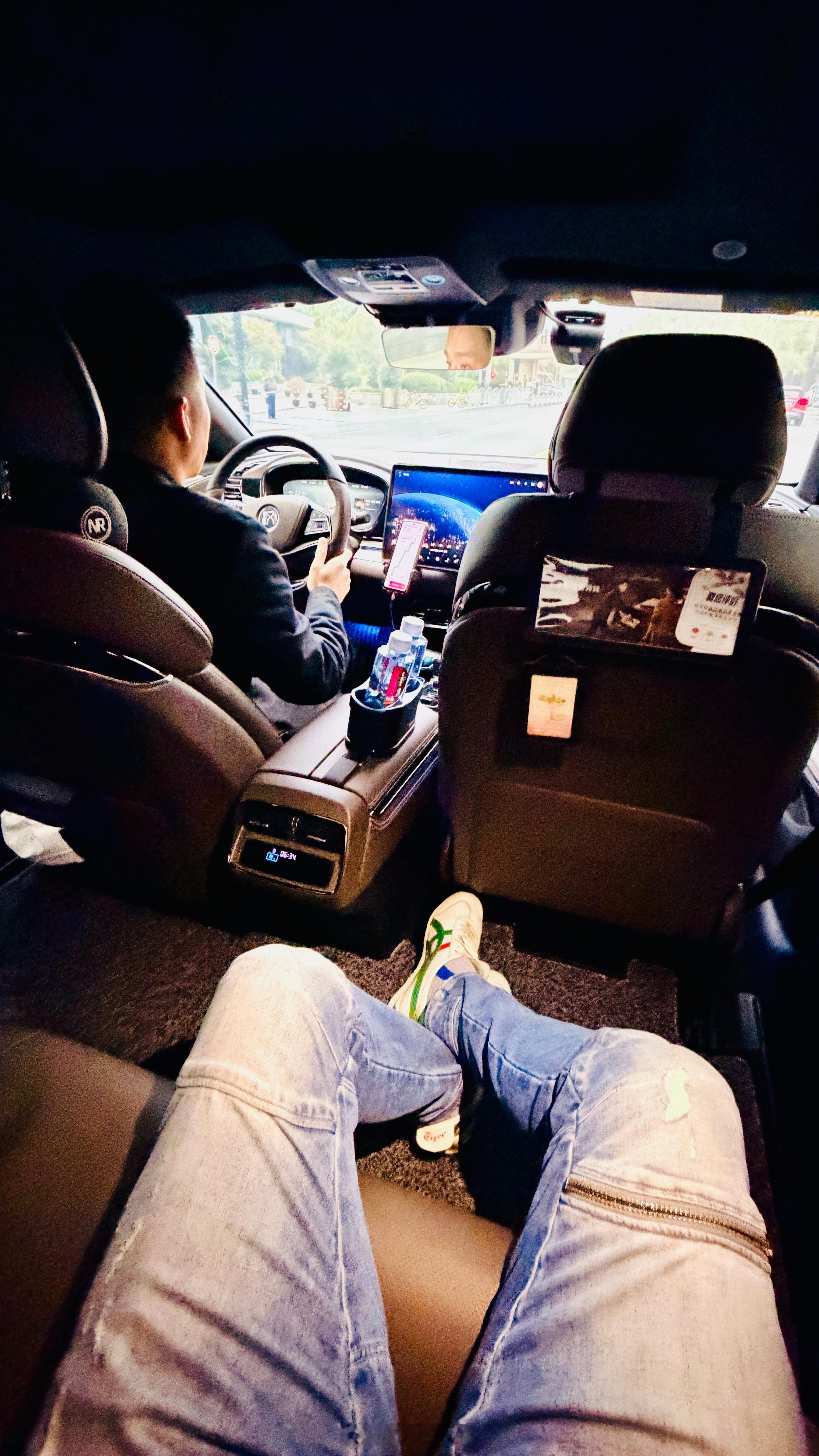 职务之便，经常打专车跟车主聊，在上海比亚迪汉的保有量还是蛮多。此车主反馈：产品质