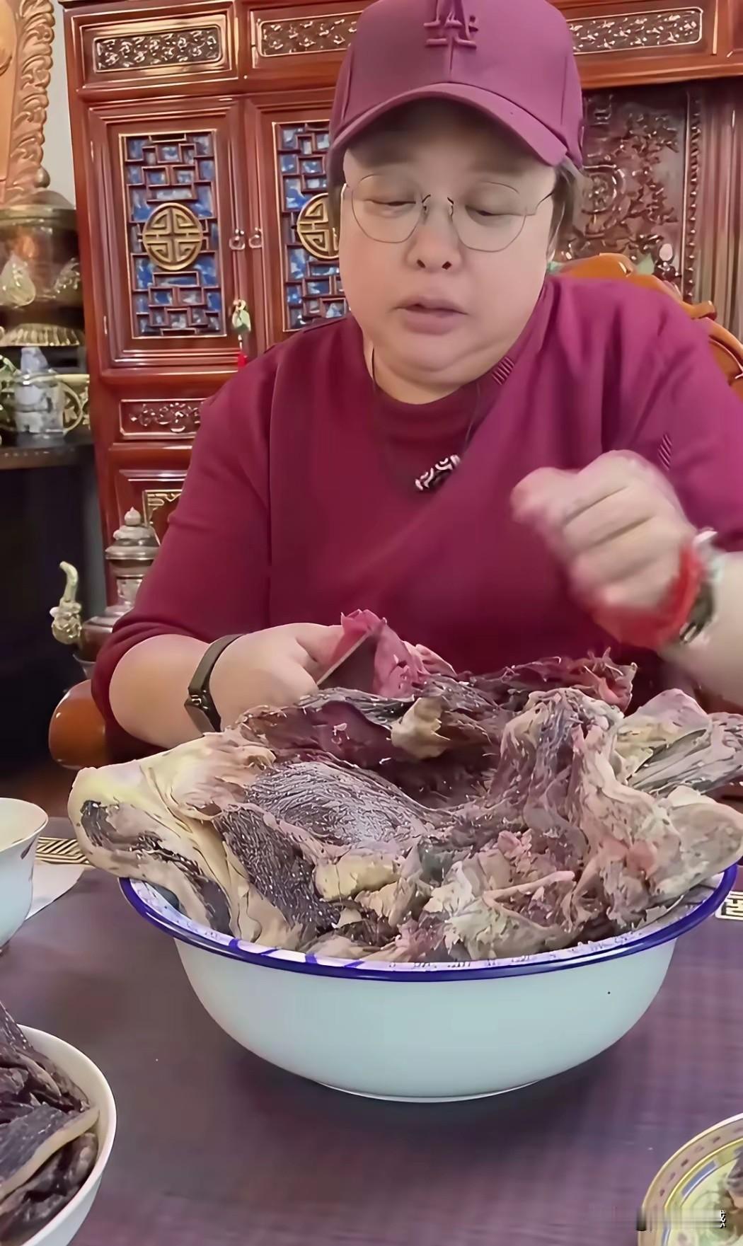 她吃的这种肉，是一种生肉，材质是牦牛肉，蘸着一种料吃，吃的非常香，她对肉类是比较
