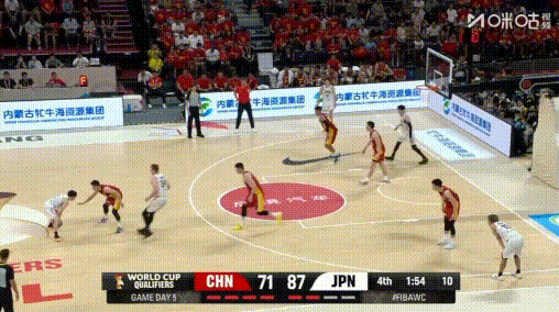 羡慕啊！咱后卫啥时能像日本后卫这样溜大个。
看看人家小后卫多灵活、自主进攻性多好