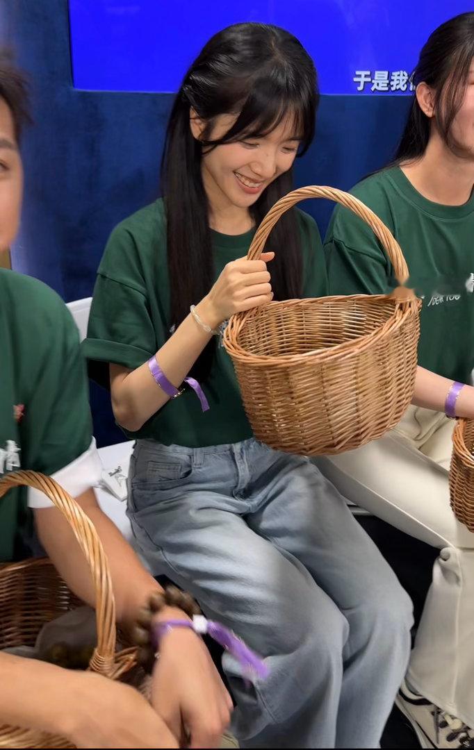 李思潼被夸漂亮就甜甜地笑问李思潼要油柑，她细心帮忙挑选，说特意选了好看的。我说油