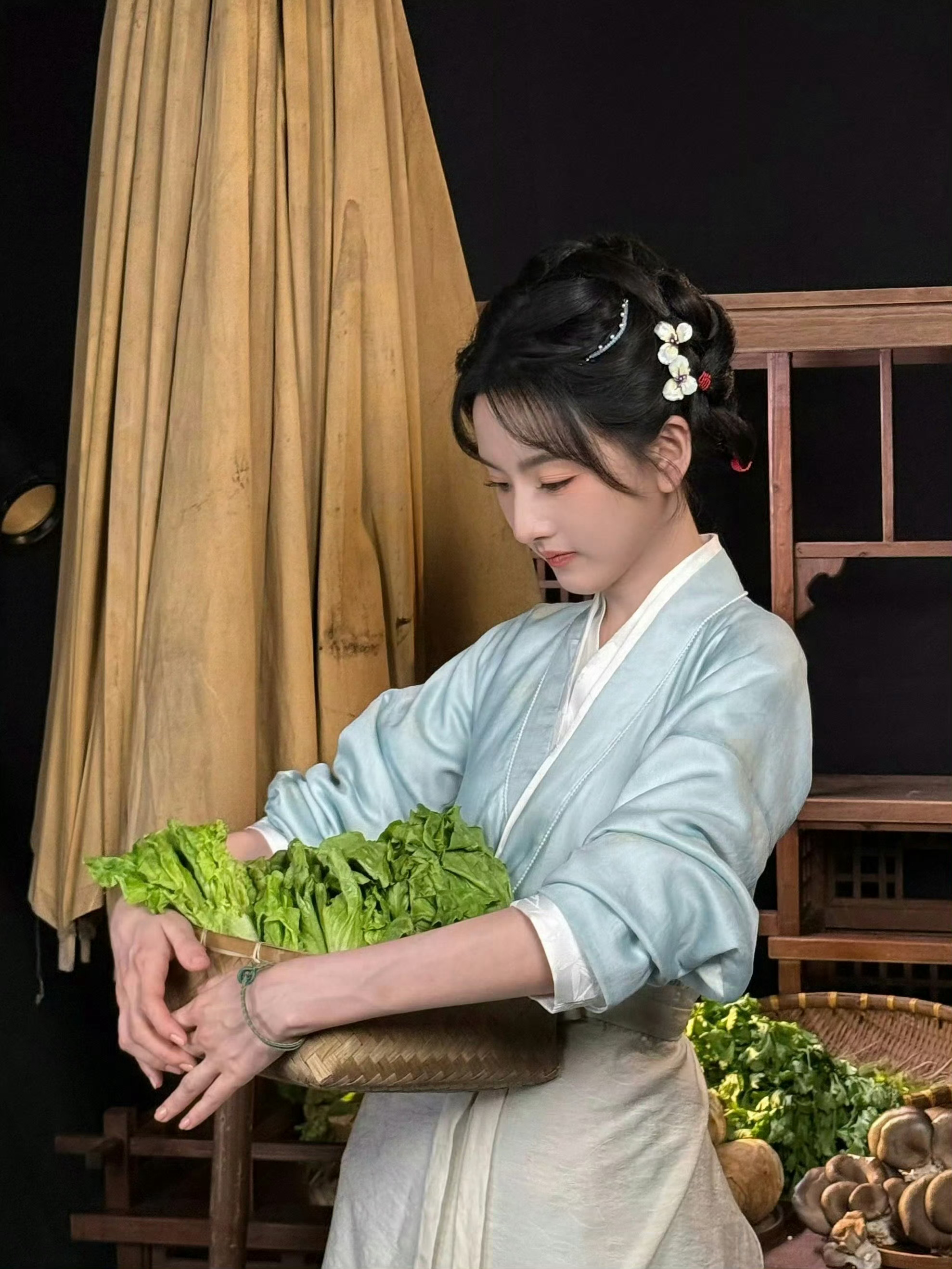 宋祖儿司宫令造型宋祖儿司宫令小厨娘造型别太萌了！没有浓妆艳抹，只用素色衣装和简单