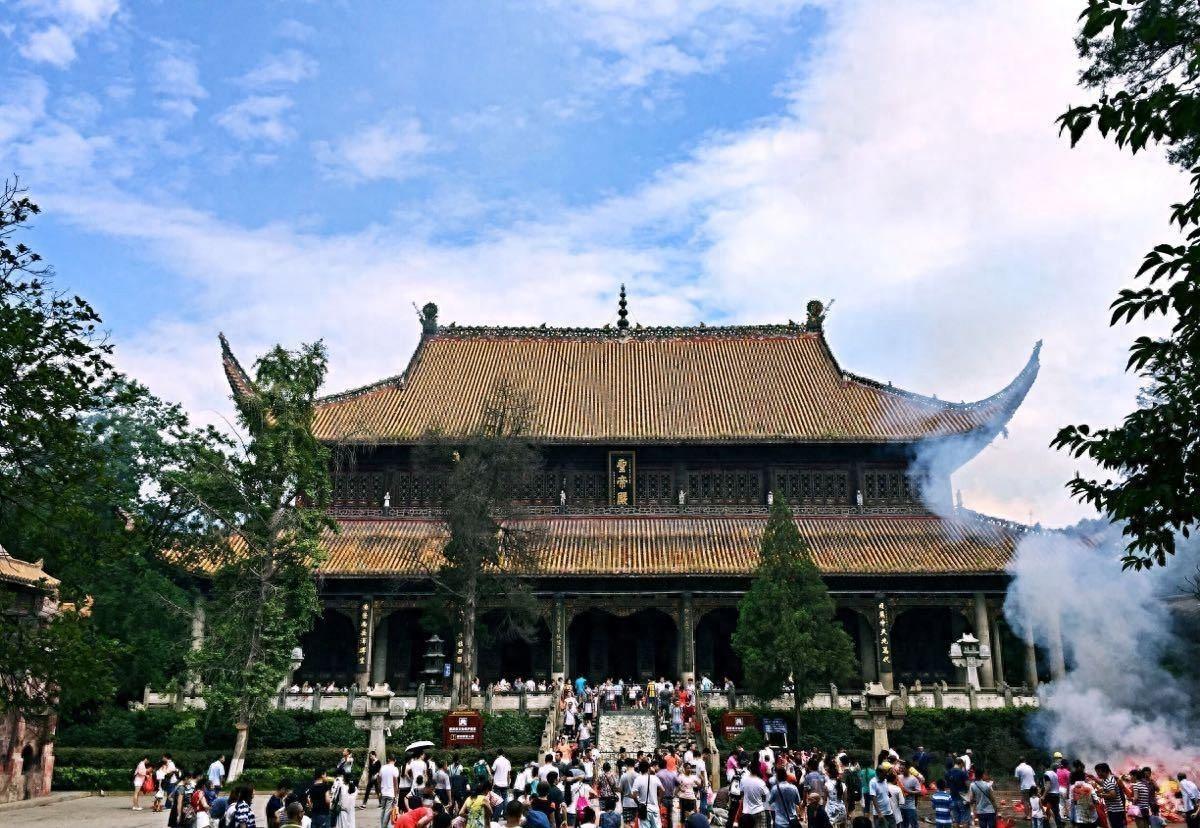 在衡山山脚有座古庙，竟然和尚与道士共同居住，你觉得这样的事情是不是很奇怪呢？
9