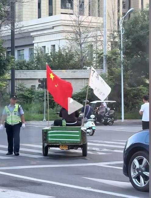 简直是帅爆了！8月15日，河北邯郸街头，一位骑三轮车的老大哥火了。他的小车车头插