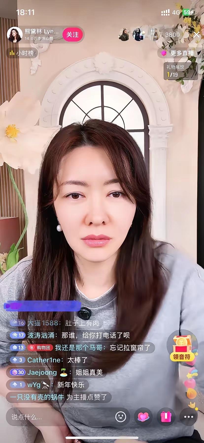 这大鼻子，嘴也不好看，一看就是四十加了，确实没有方媛嫩，精致，郭富城眼光确实厉害