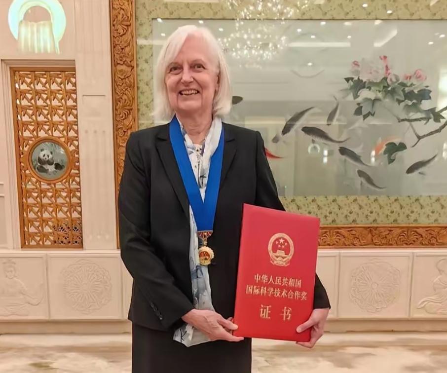 这才是真正值得我们礼遇的外籍顶尖学者。再对比当下一些外籍引进政策，就知道网友们为