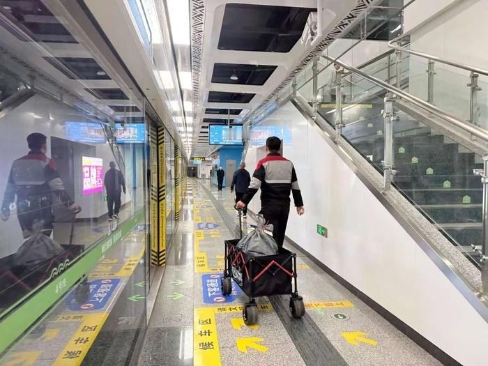 近日，济南轨道交通集团启动地铁快递配送项目试点，并于4月14日在济南地铁4号线完