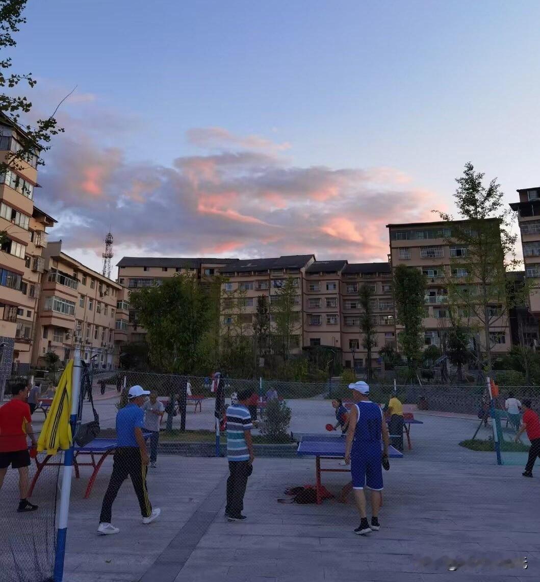 黄水体育公园内，有很多运动锻炼的场地。这是乒乒球场地，每天早晚打球的人多，免费！