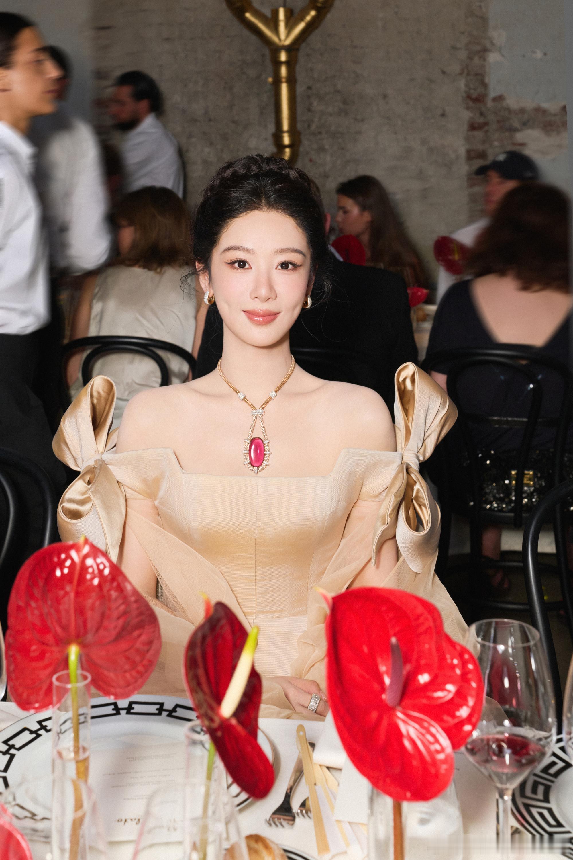 杨紫发型朱子曰哇 