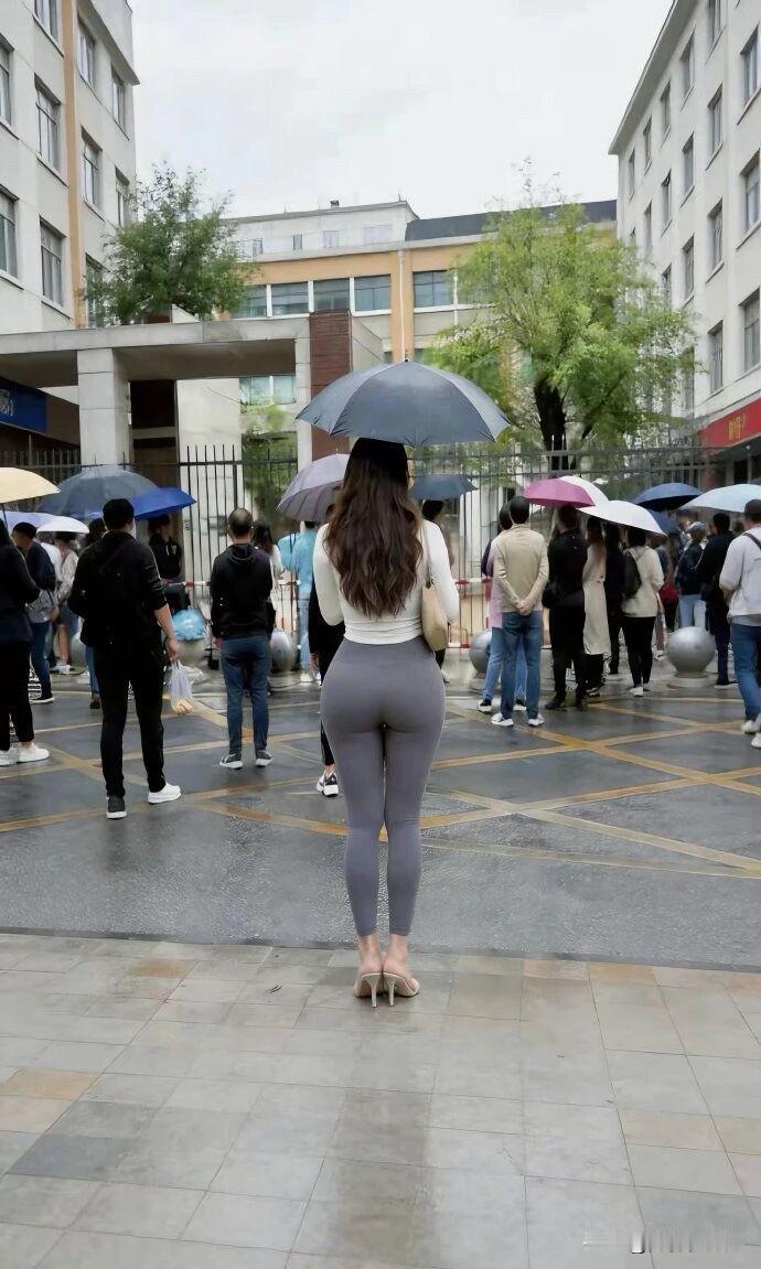 接孩子放学也不忘打扮的漂漂亮亮的，这就是对生活的热爱