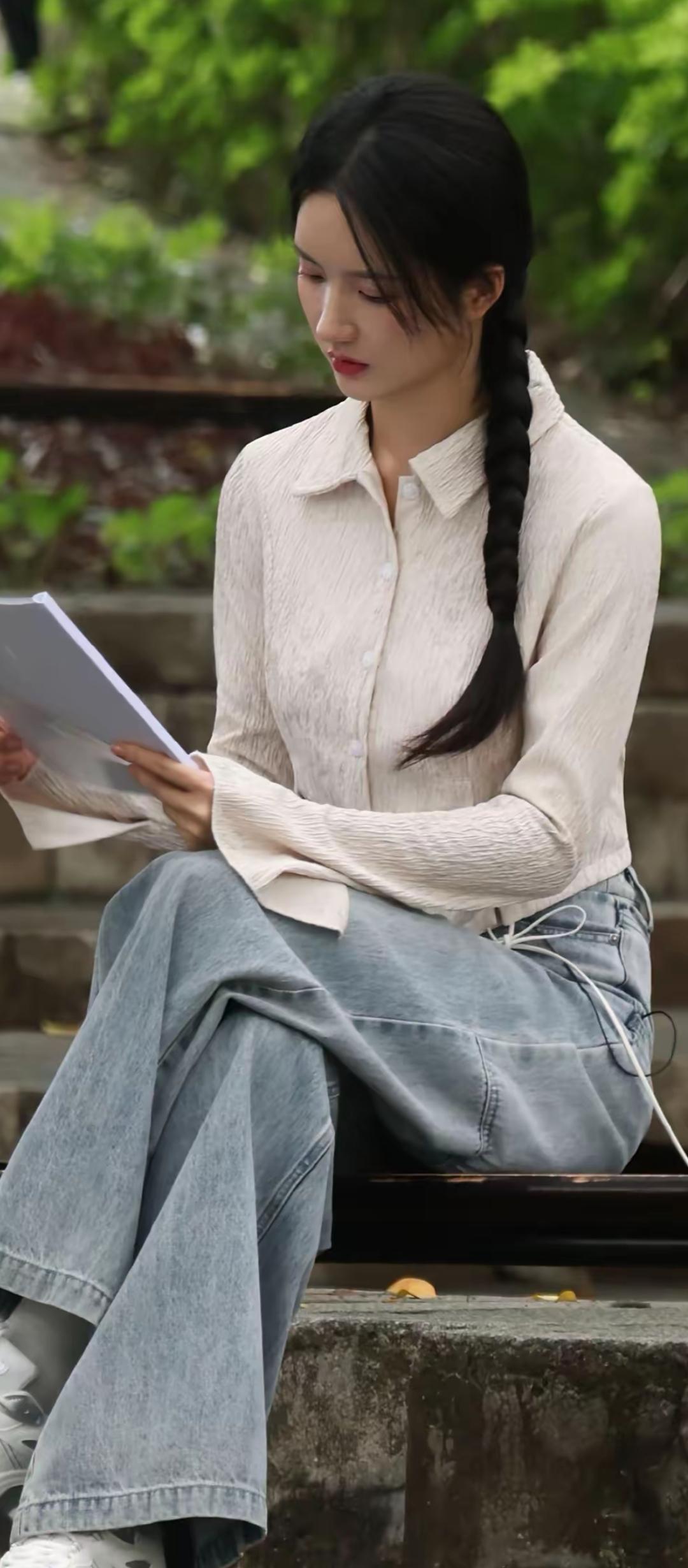 静坐花阴下，书香满袖间。