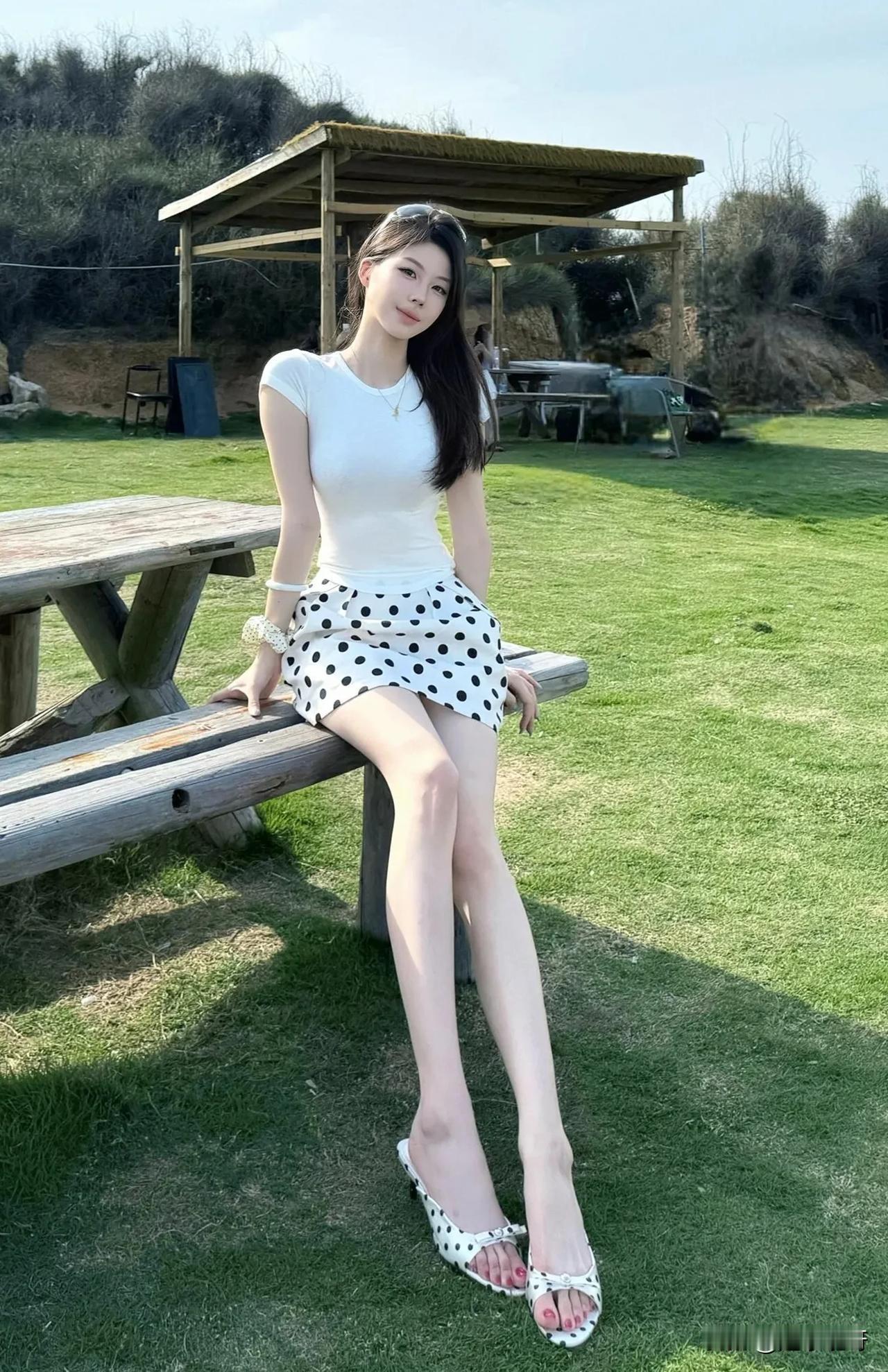 女神这条白色黑点短裙像偷来了旧时光的浪漫—无论是逛街角咖啡馆还是赴一场午后约会，