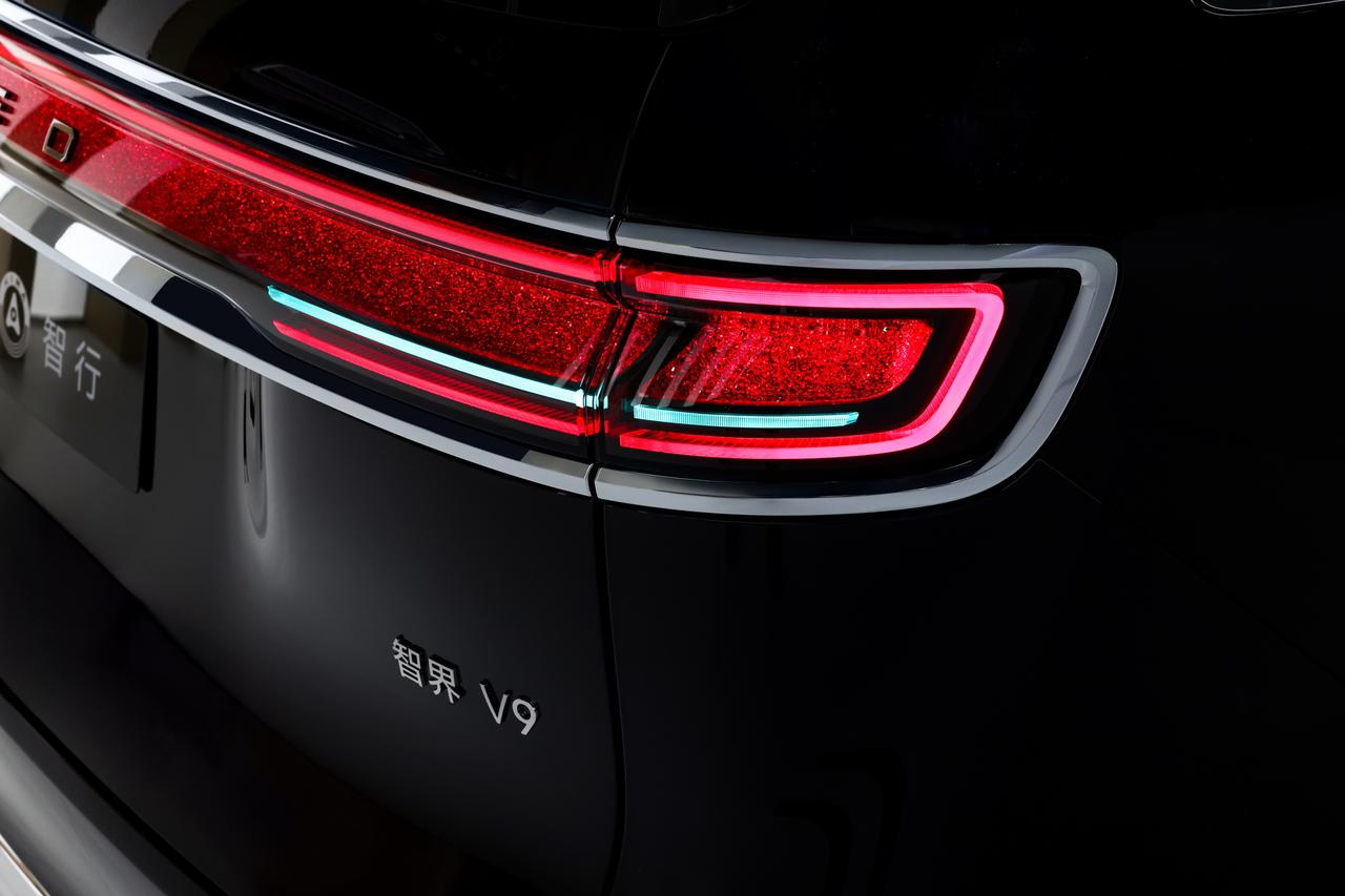 智界V9带着“首发”黑科技，来搅局高端MPV了
智界V9在华为春季全场景新品发布